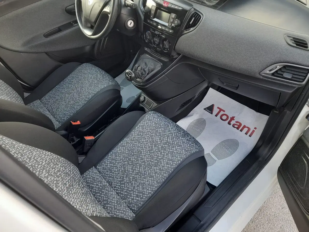 Lancia Ypsilon usata a L'Aquila (9)