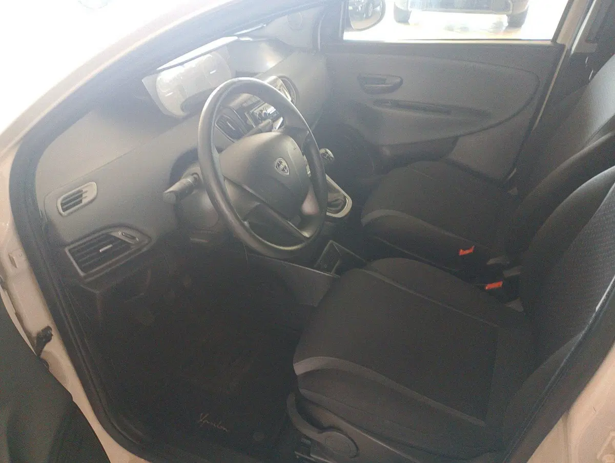 Lancia Ypsilon usata a Lecce (17)