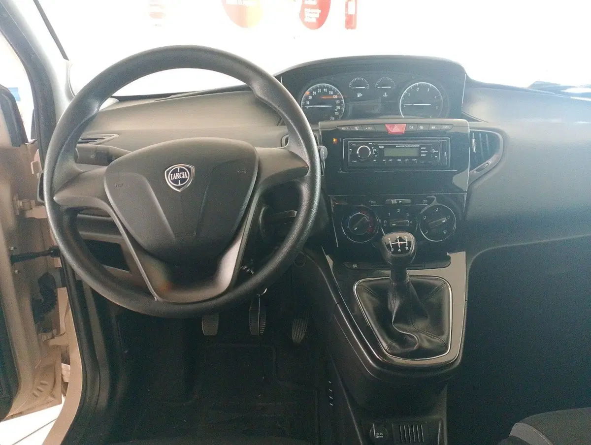 Lancia Ypsilon usata a Lecce (18)