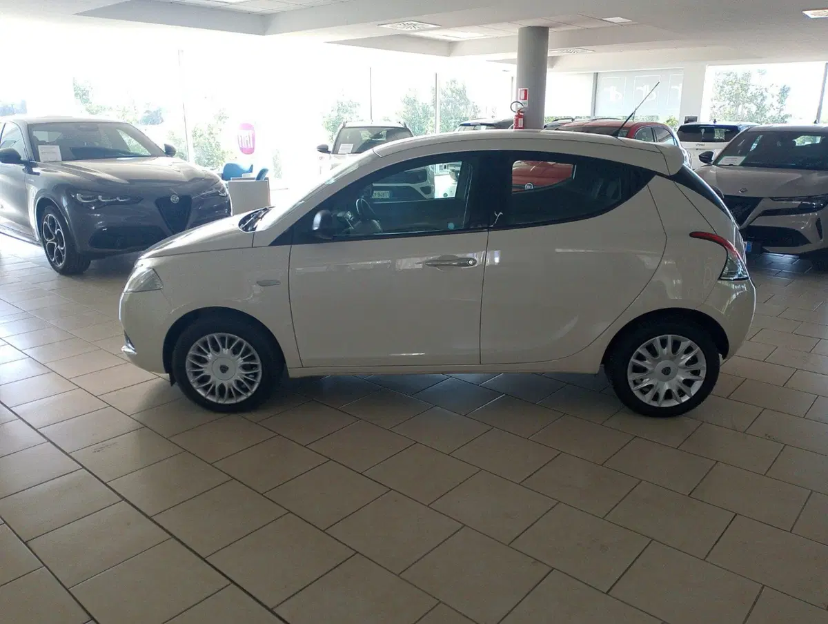 Lancia Ypsilon usata a Lecce (2)