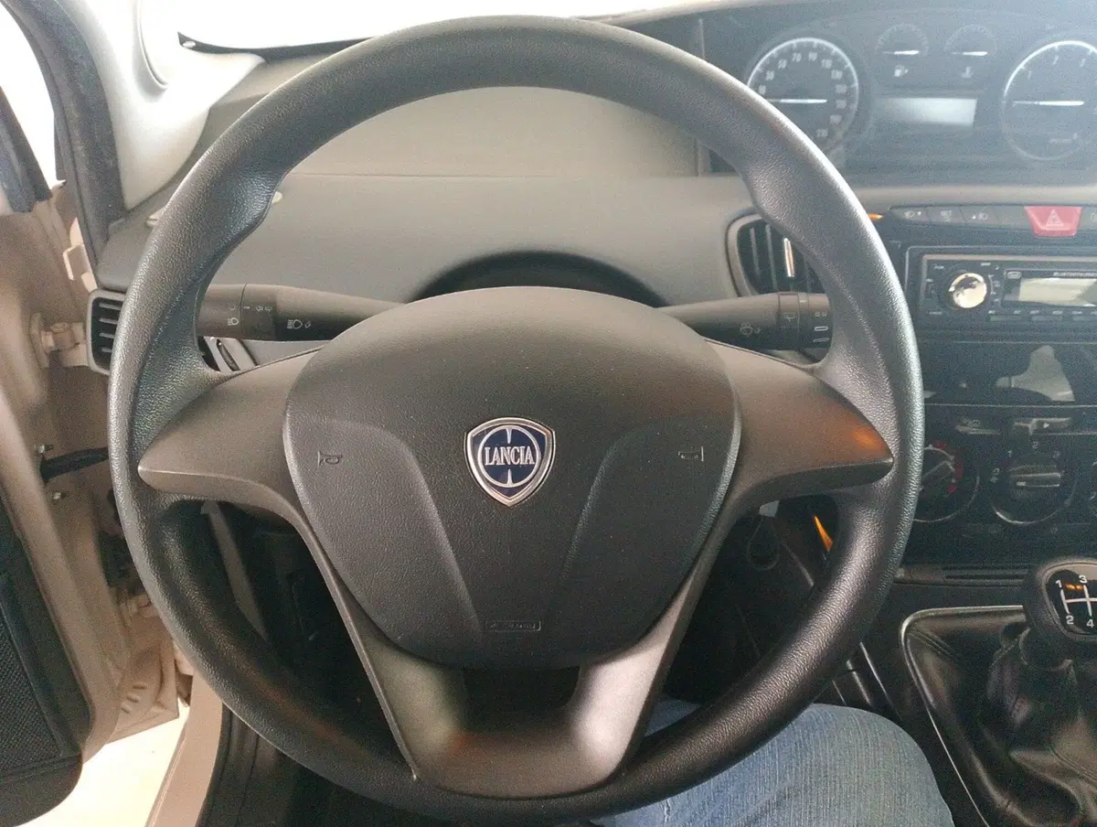 Lancia Ypsilon usata a Lecce (20)