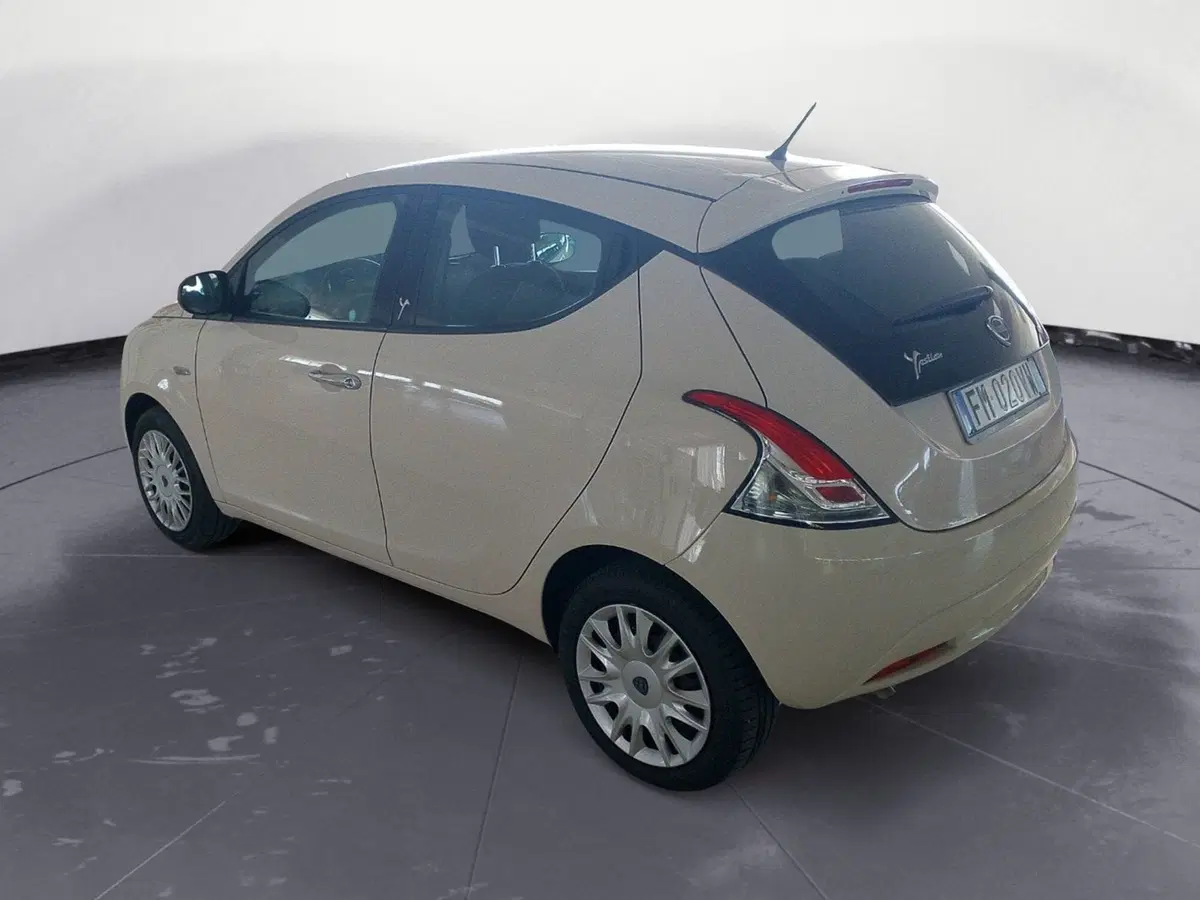Lancia Ypsilon usata a Lecce (3)