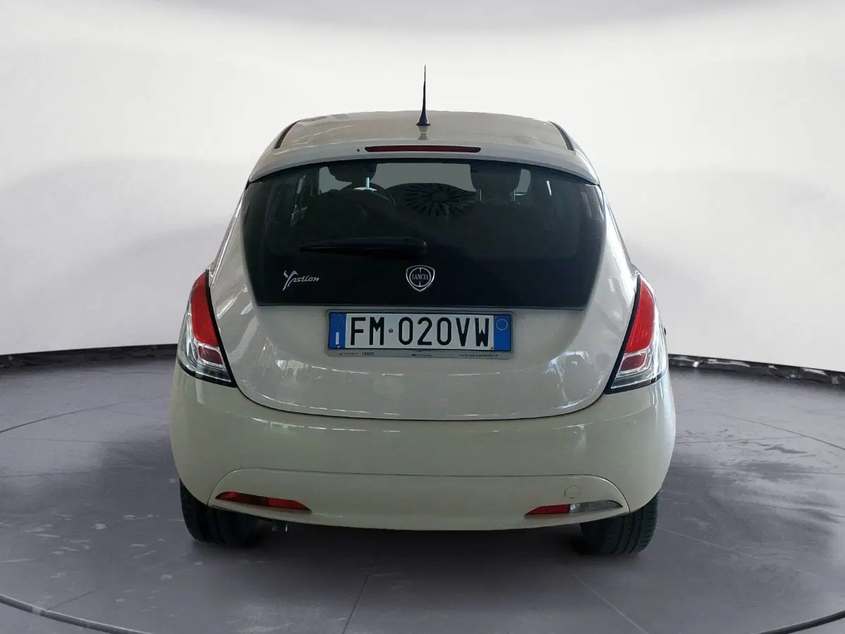 Lancia Ypsilon usata a Lecce (4)