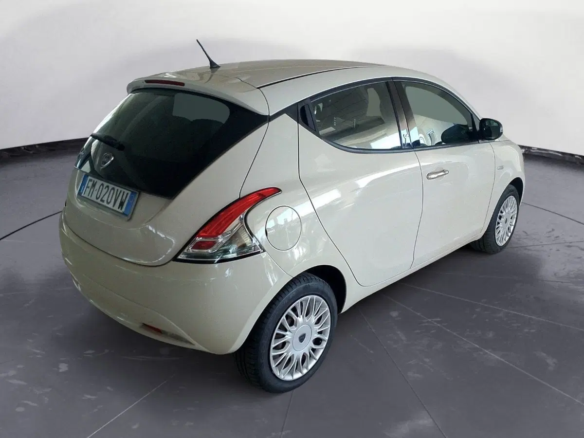 Lancia Ypsilon usata a Lecce (6)
