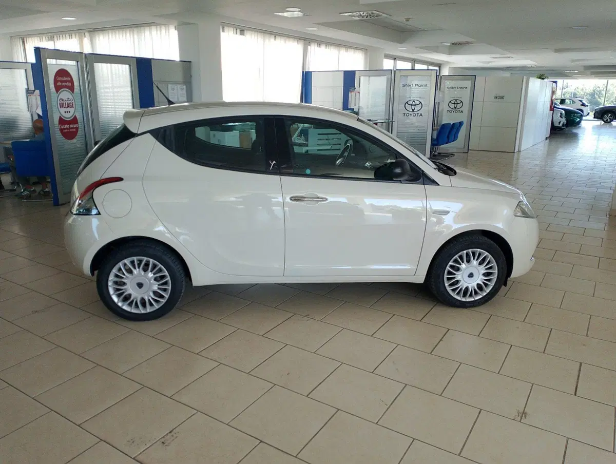 Lancia Ypsilon usata a Lecce (7)