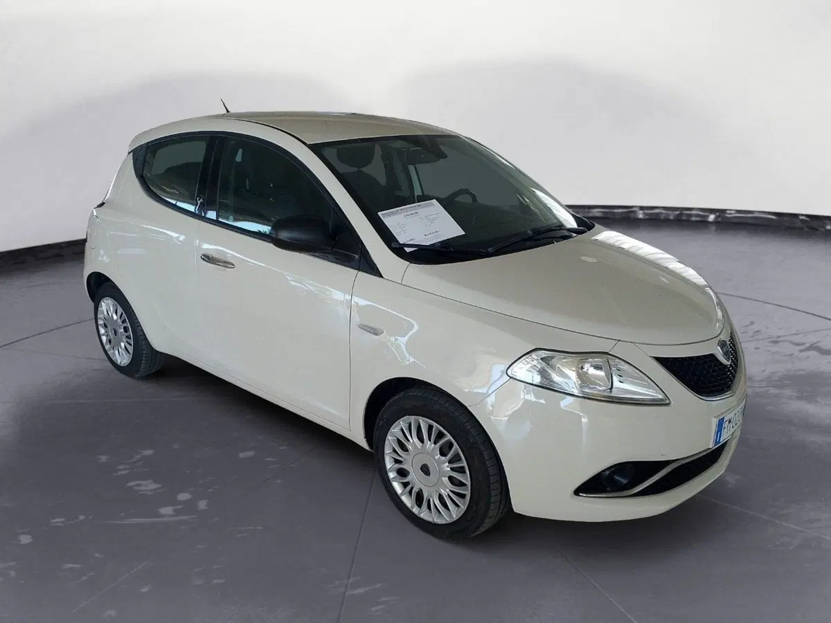 Lancia Ypsilon usata a Lecce (8)