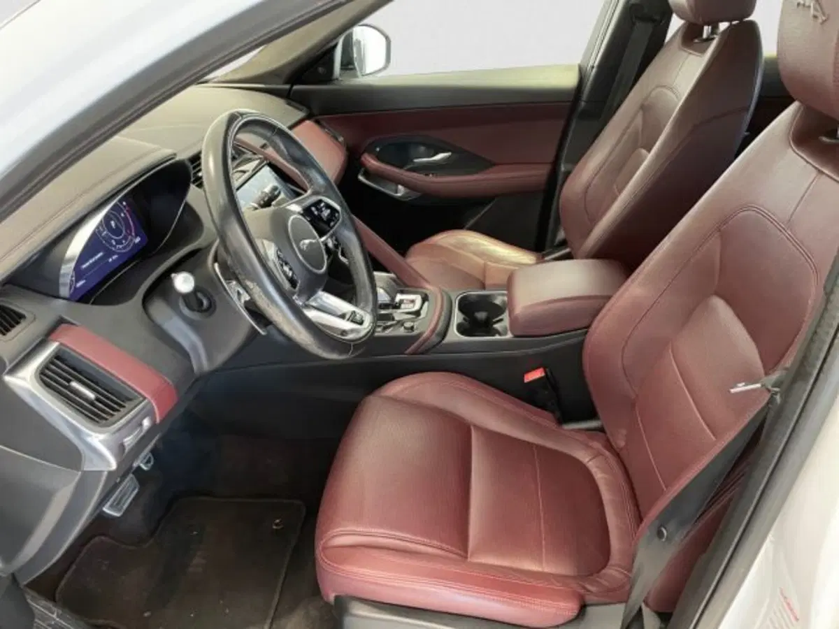 Jaguar E-Pace usata a Livorno (13)