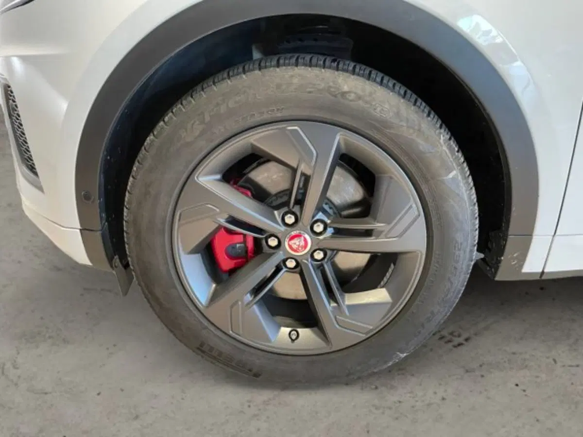 Jaguar E-Pace usata a Livorno (9)