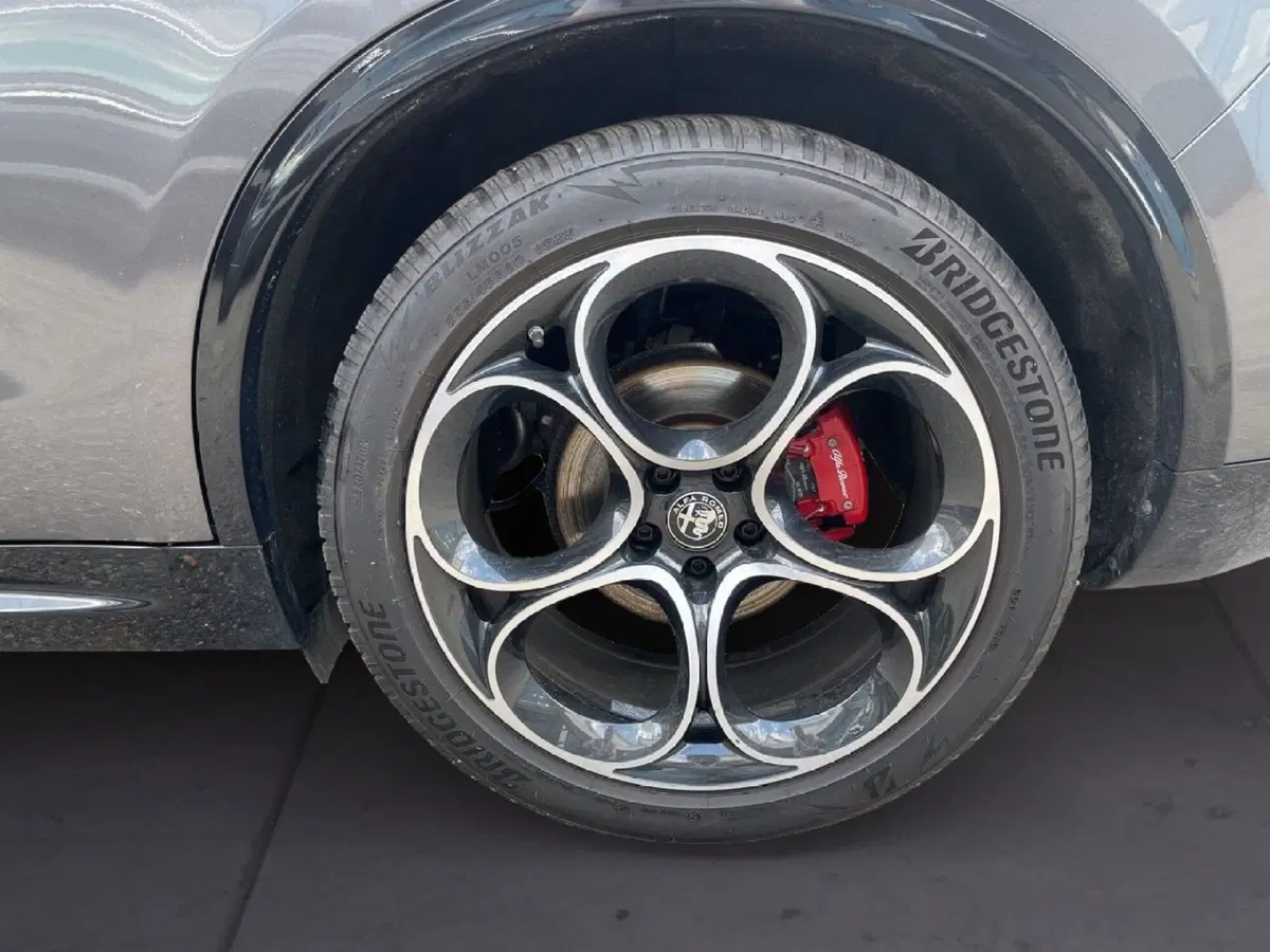 Alfa Romeo Stelvio usata a Torino (7)
