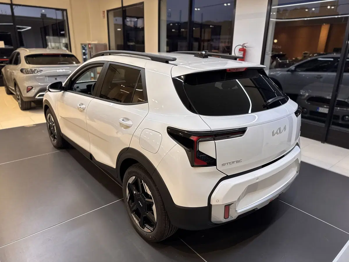Kia Stonic nuova a La Spezia (5)