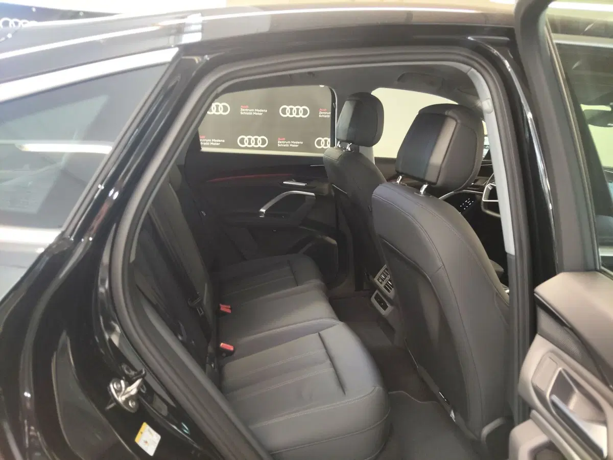 Audi Q4 Sportback nuova a Modena (16)