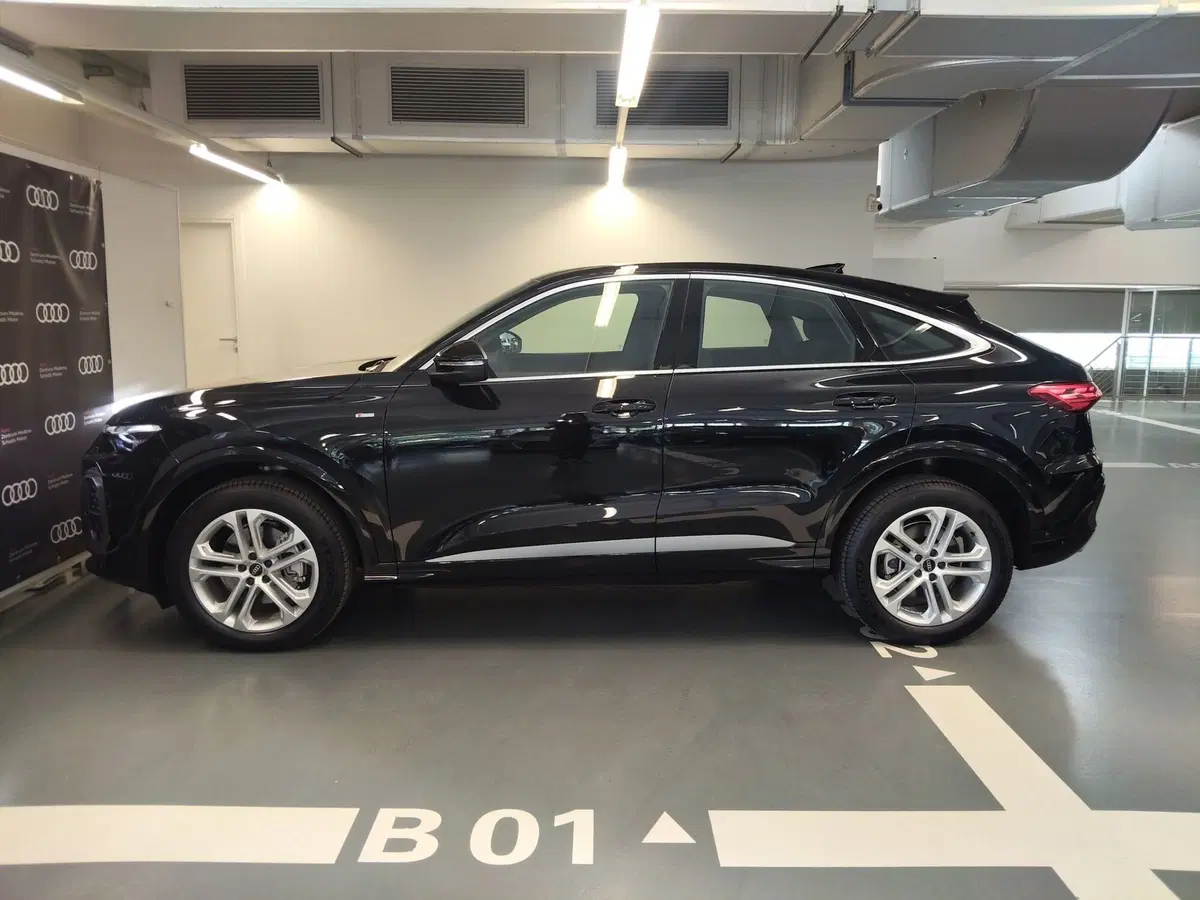 Audi Q4 Sportback nuova a Modena (3)