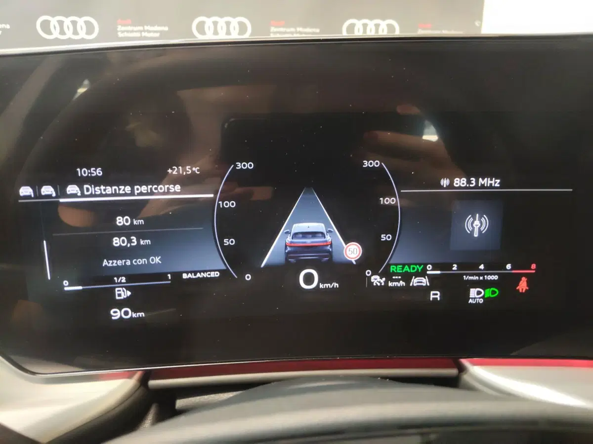 Audi Q4 Sportback nuova a Modena (9)