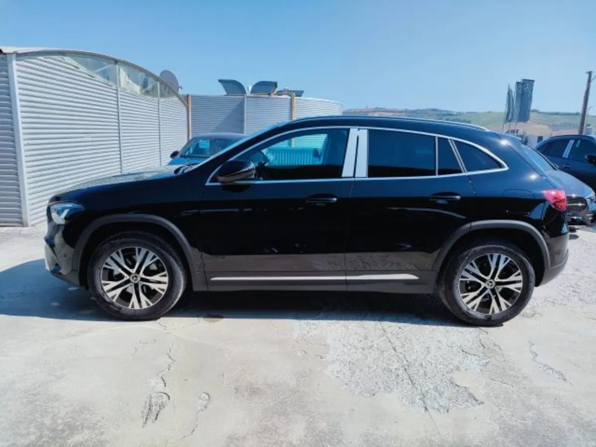 Mercedes-Benz GLA SUV nuova a Teramo (3)