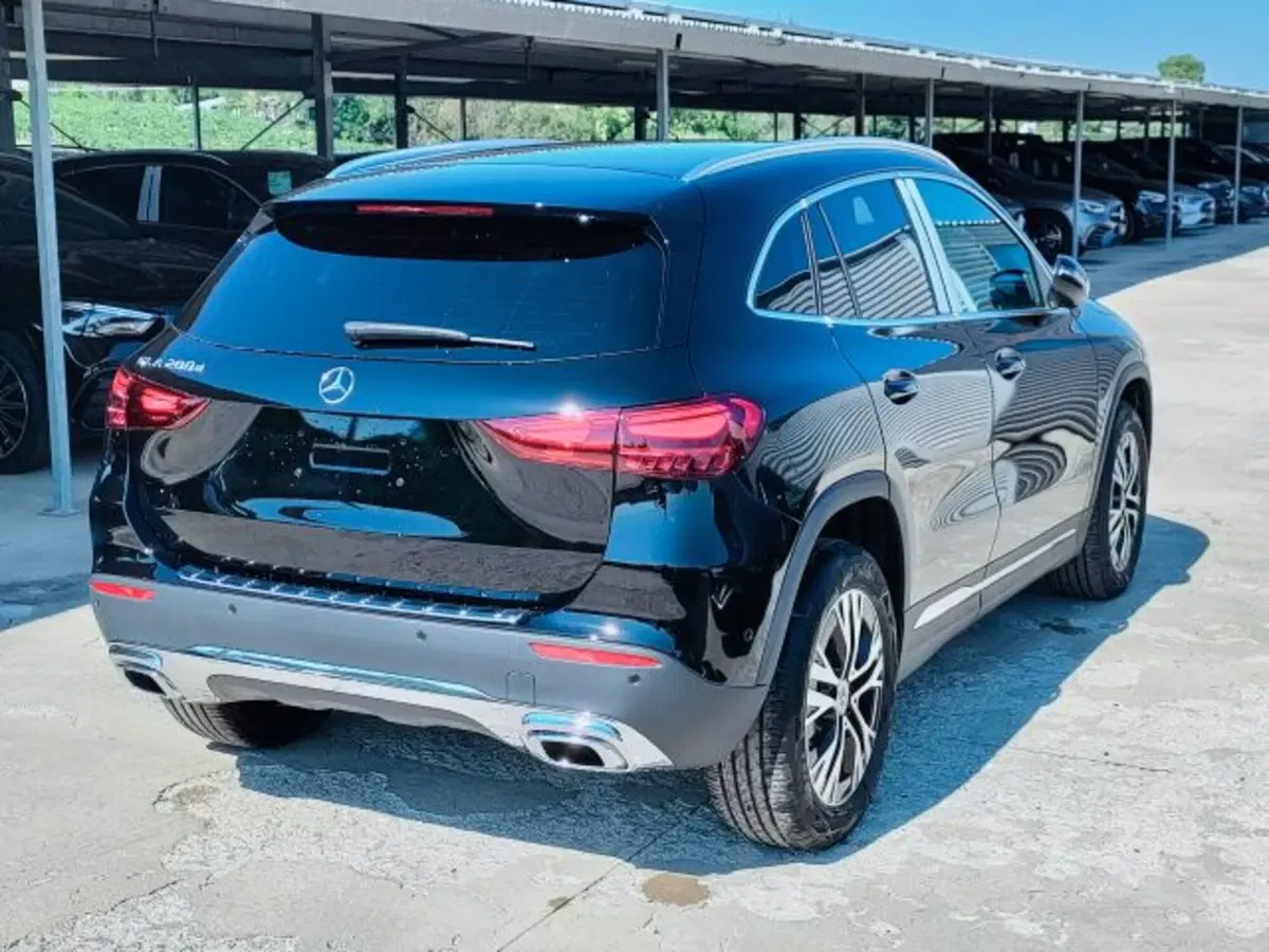 Mercedes-Benz GLA SUV nuova a Teramo (5)