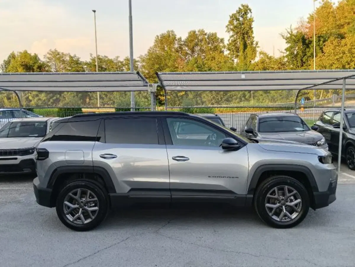 Jeep Compass nuova a Brescia (4)