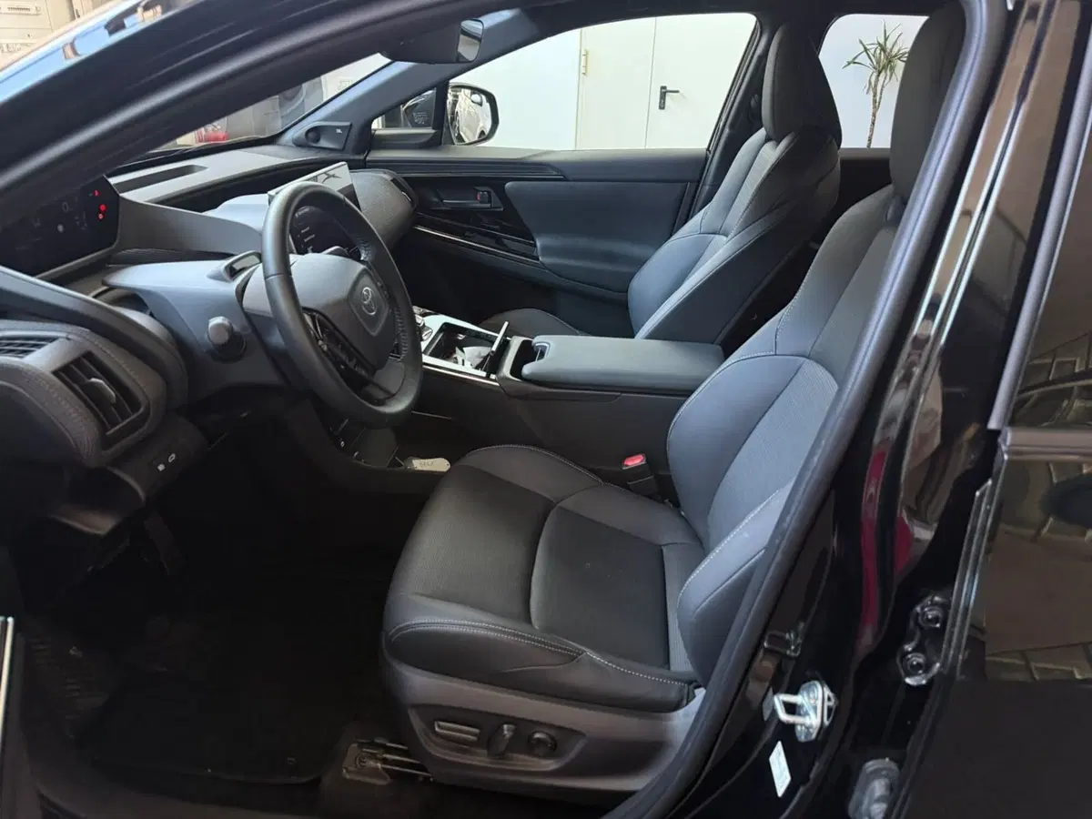 Toyota bZ4X usata a Piacenza (11)