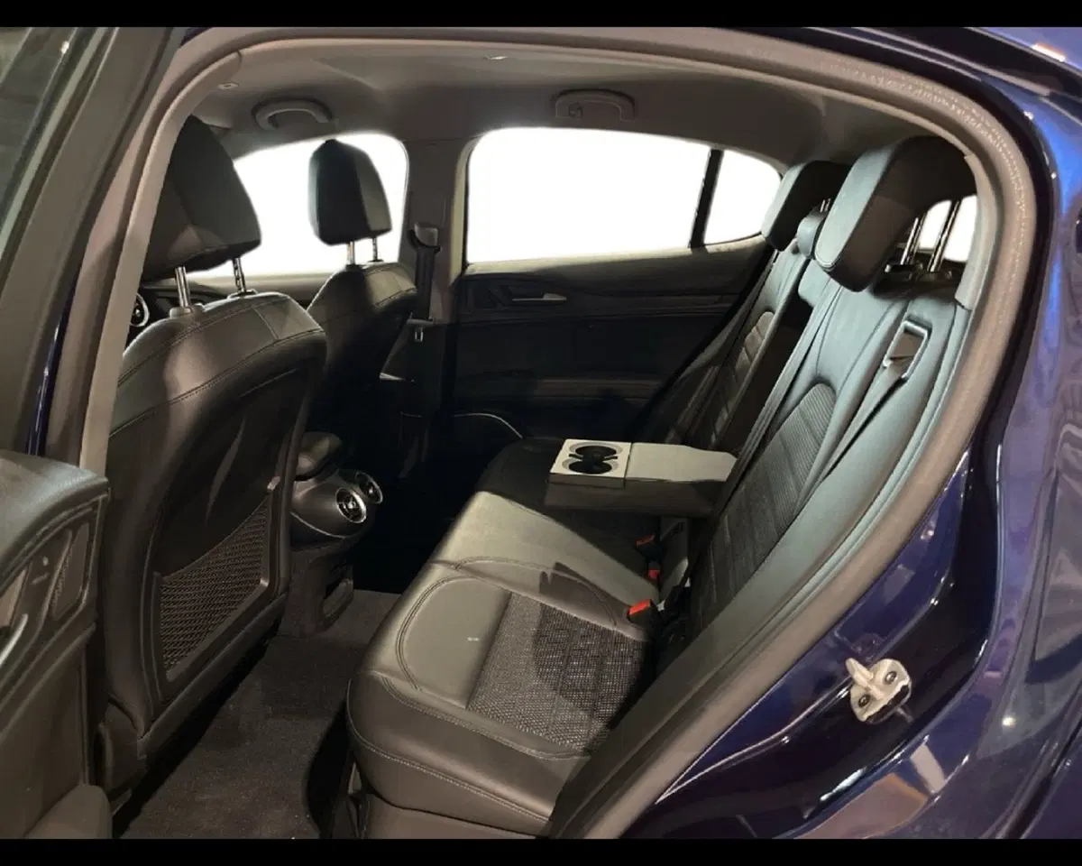 Alfa Romeo Stelvio usata a Torino (7)