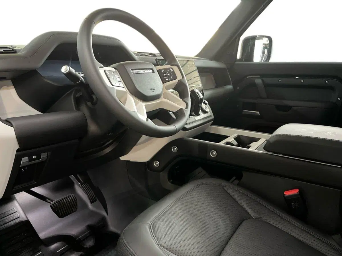 Land Rover Defender nuova a Bari (10)