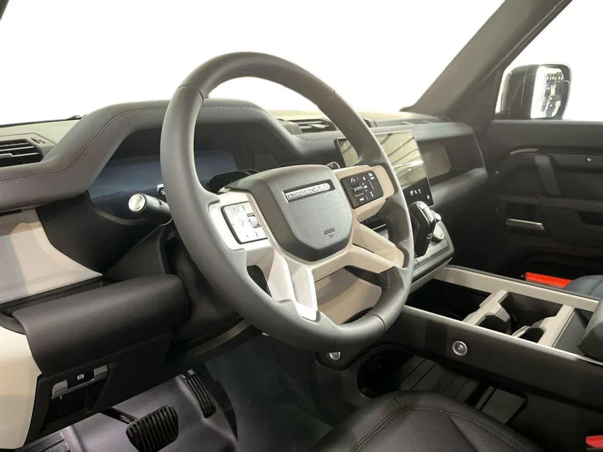 Land Rover Defender nuova a Bari (7)