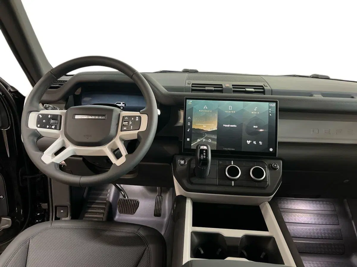 Land Rover Defender nuova a Bari (8)