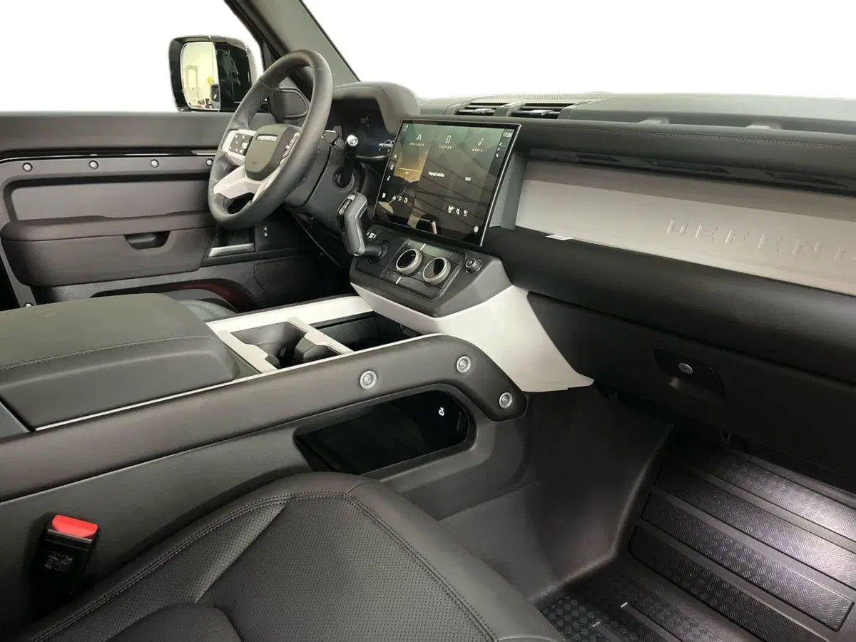 Land Rover Defender nuova a Bari (9)