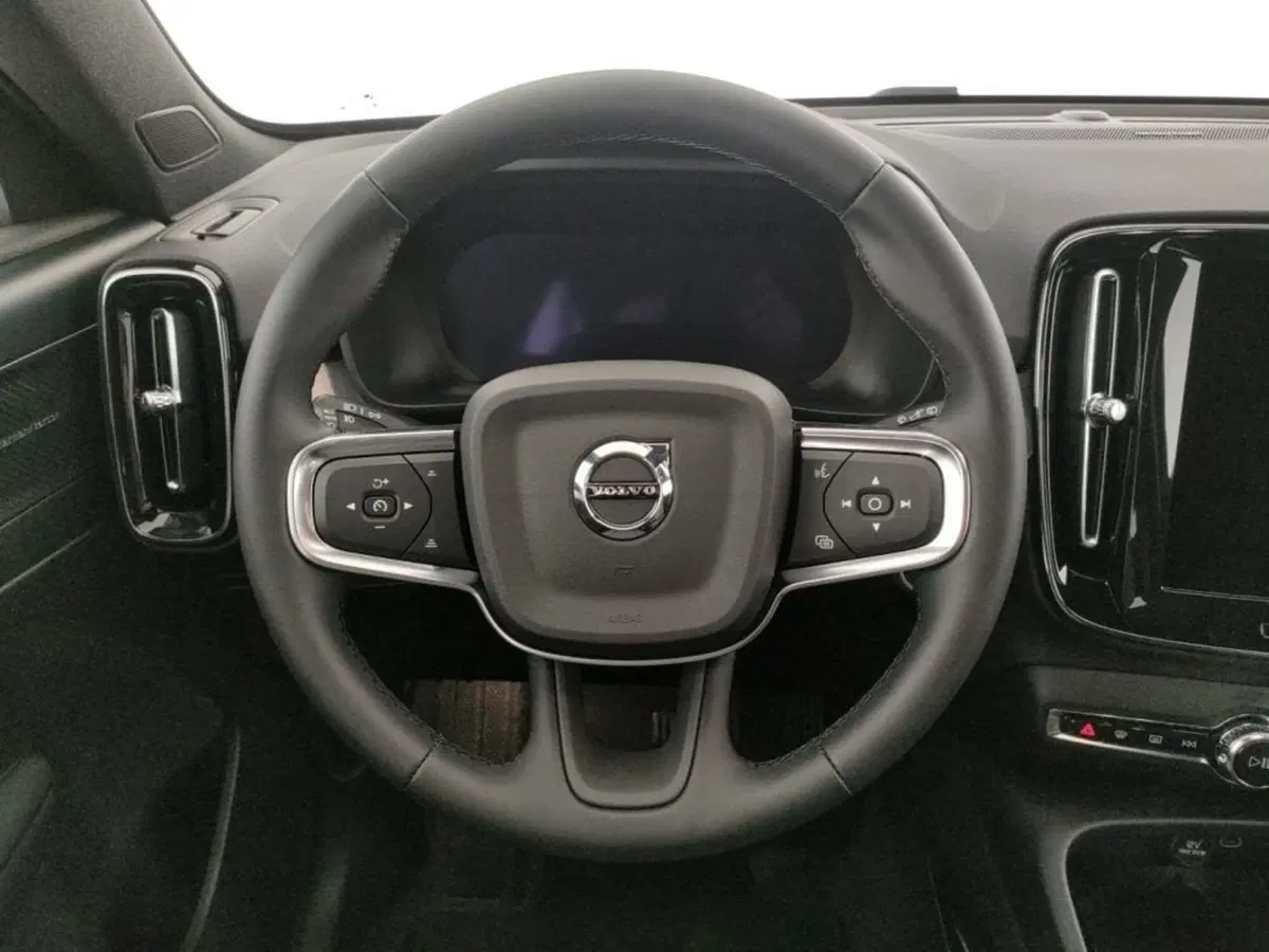 Volvo XC40 nuova a Como (13)