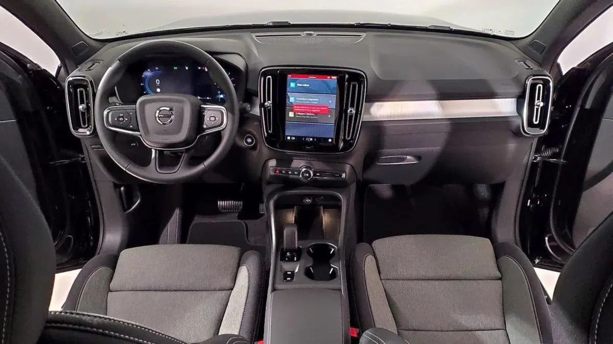 Volvo XC40 nuova a Como (6)