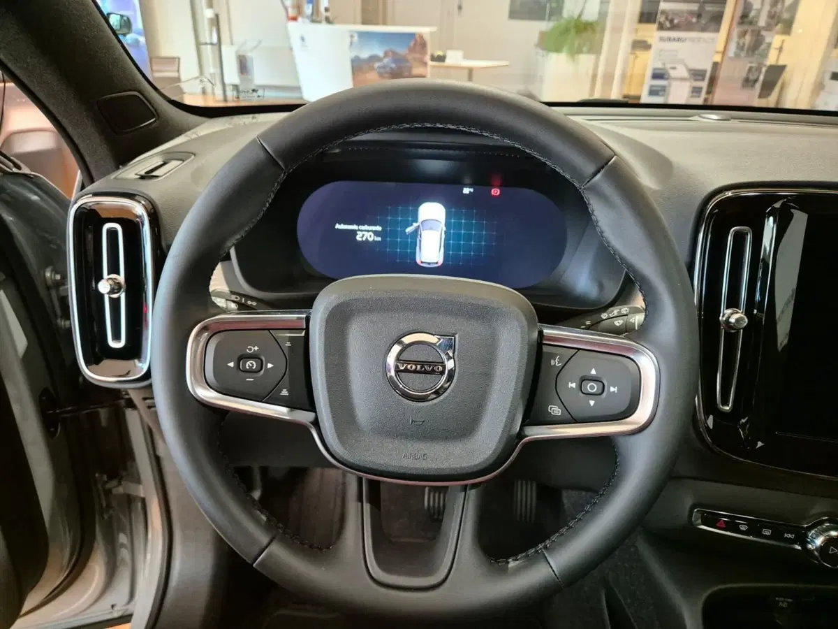 Volvo XC40 nuova a Como (9)