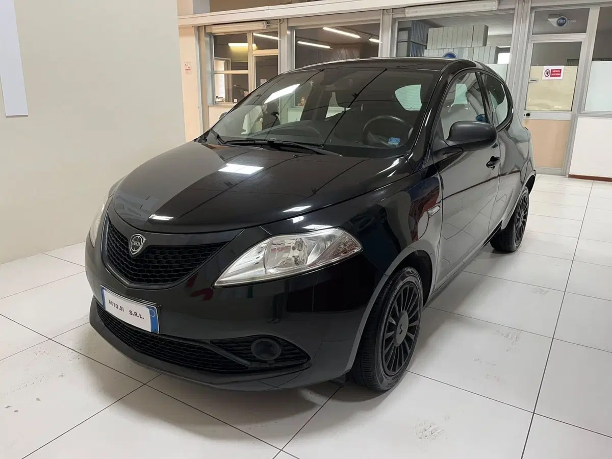Lancia Ypsilon usata a Lucca