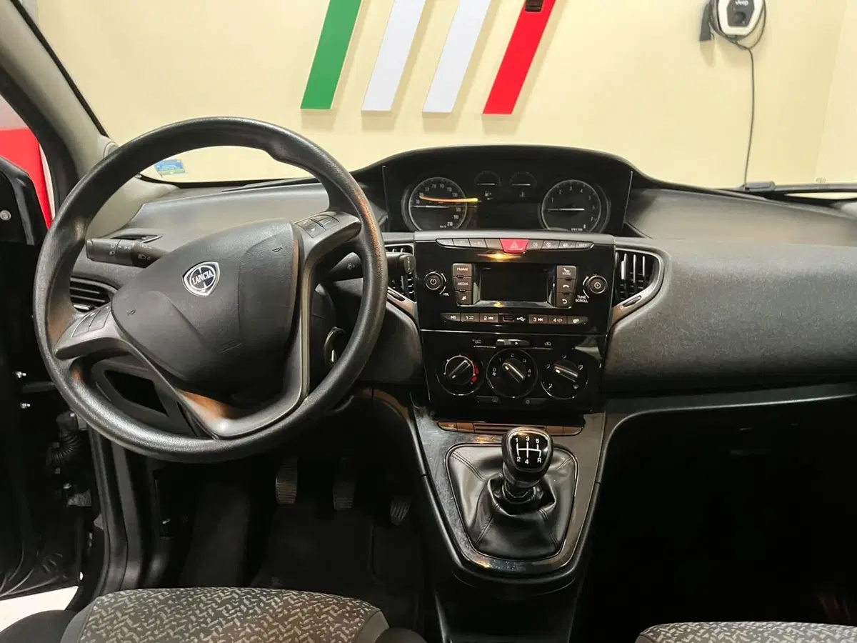 Lancia Ypsilon usata a Lucca (10)