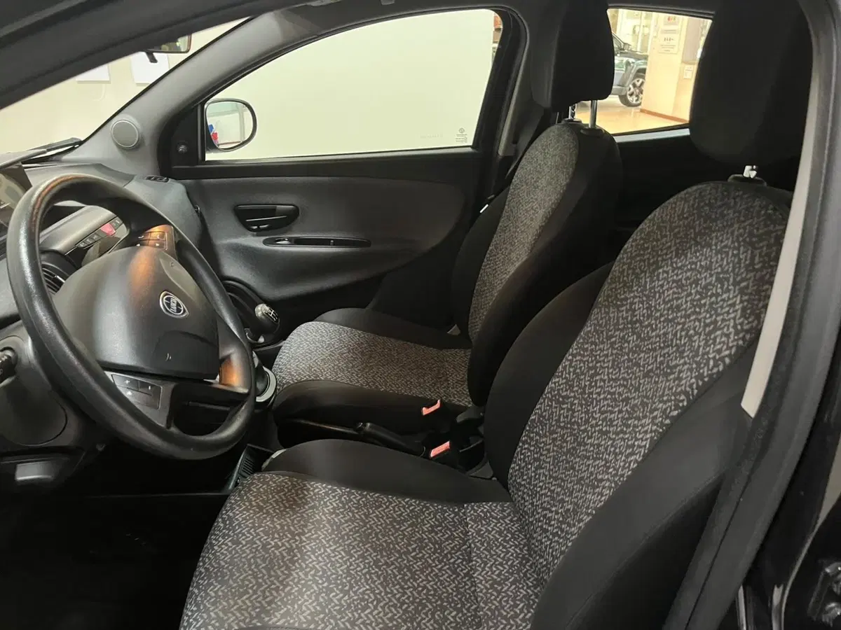 Lancia Ypsilon usata a Lucca (11)