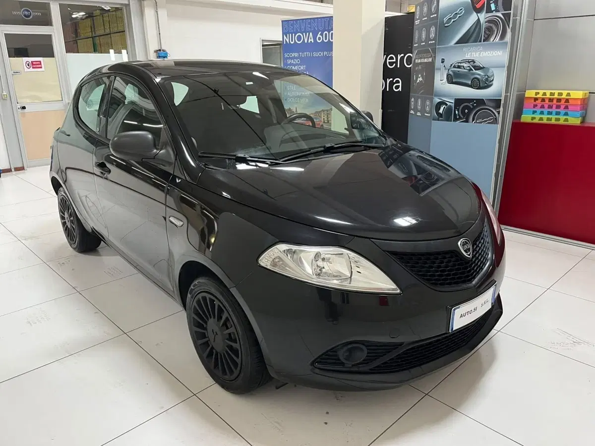 Lancia Ypsilon usata a Lucca (3)