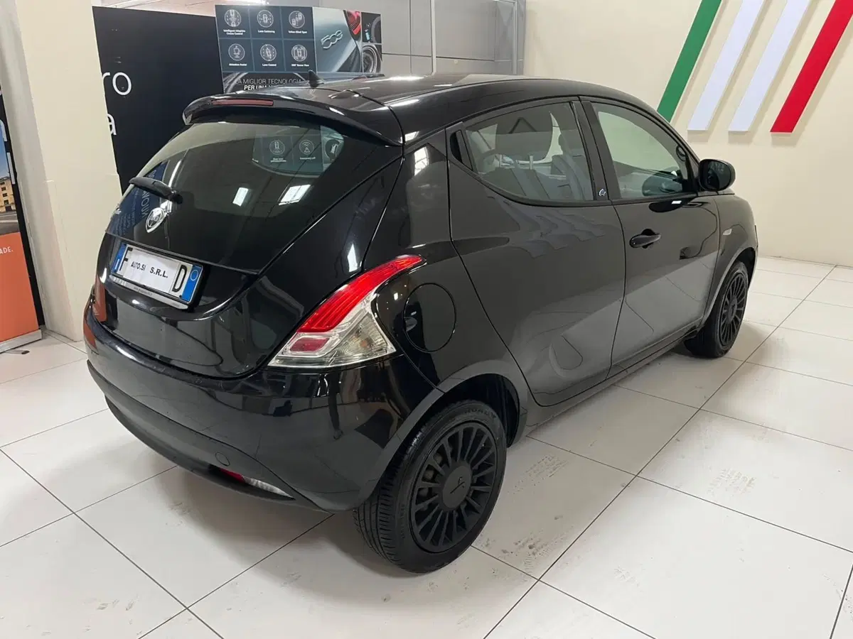 Lancia Ypsilon usata a Lucca (4)