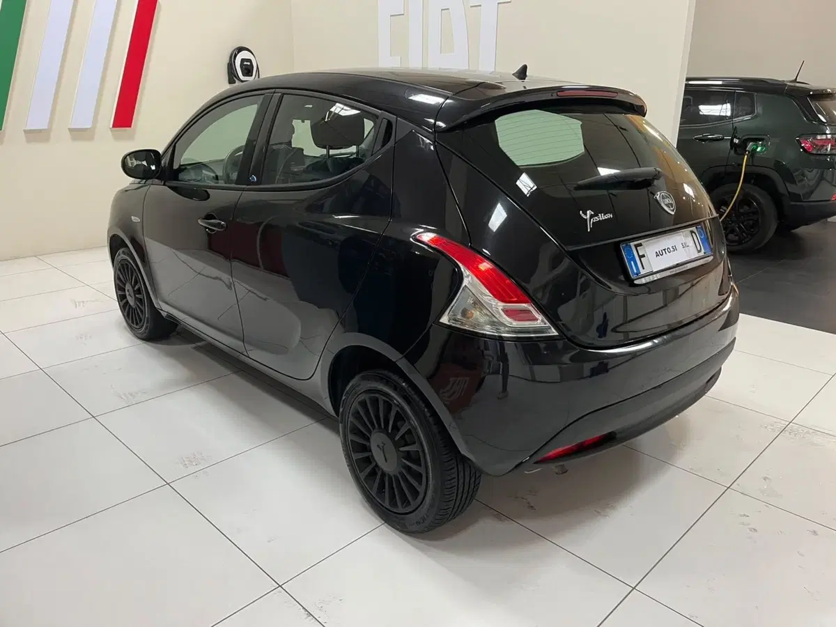 Lancia Ypsilon usata a Lucca (6)