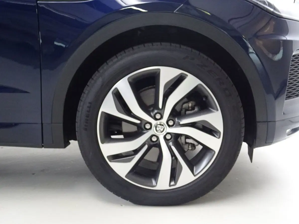 Jaguar E-Pace usata a Como (9)