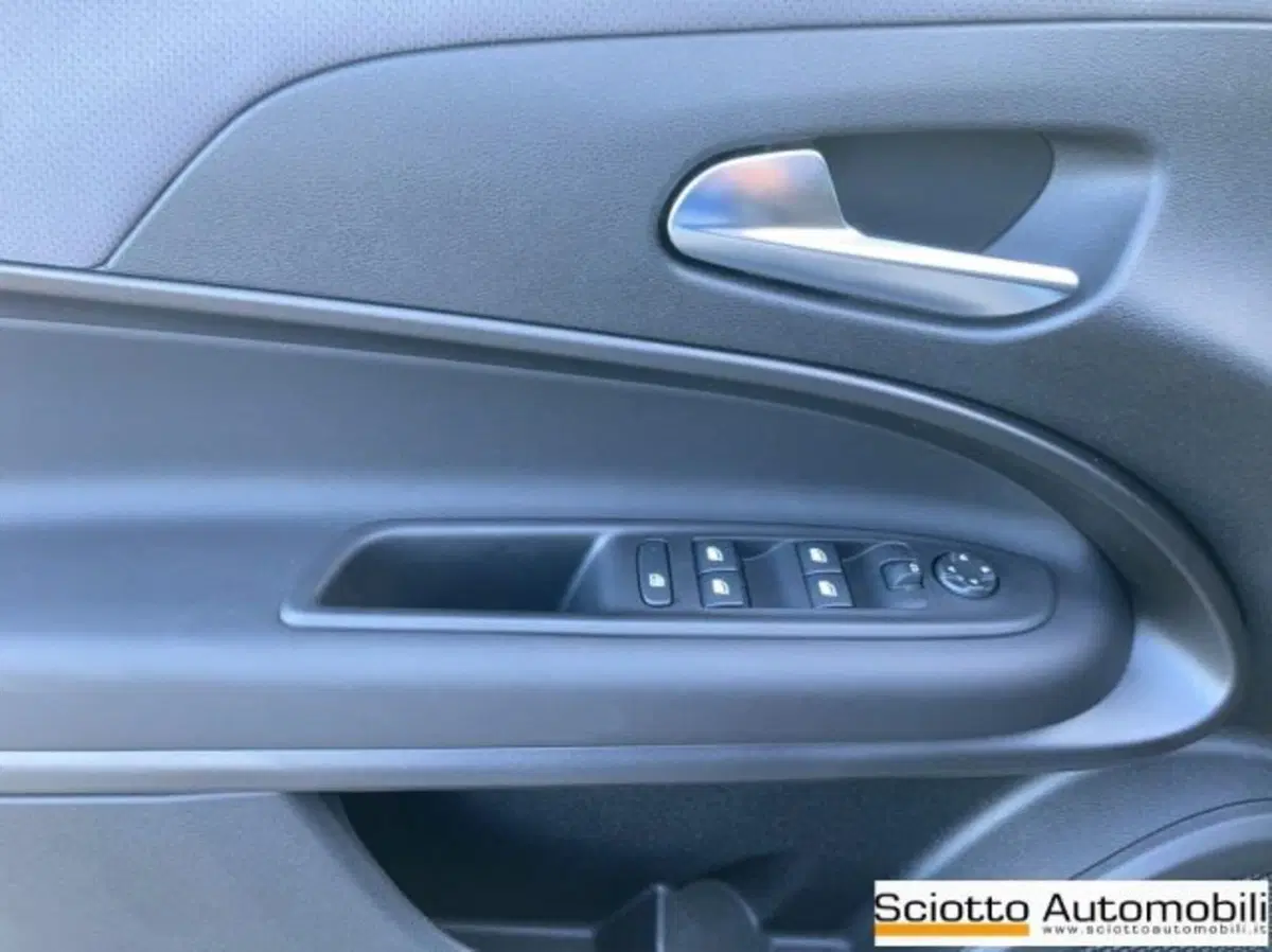 Jeep Avenger nuova a Messina (12)
