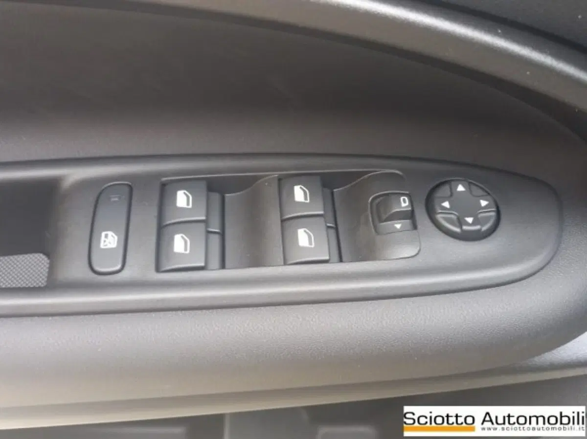 Jeep Avenger nuova a Messina (12)