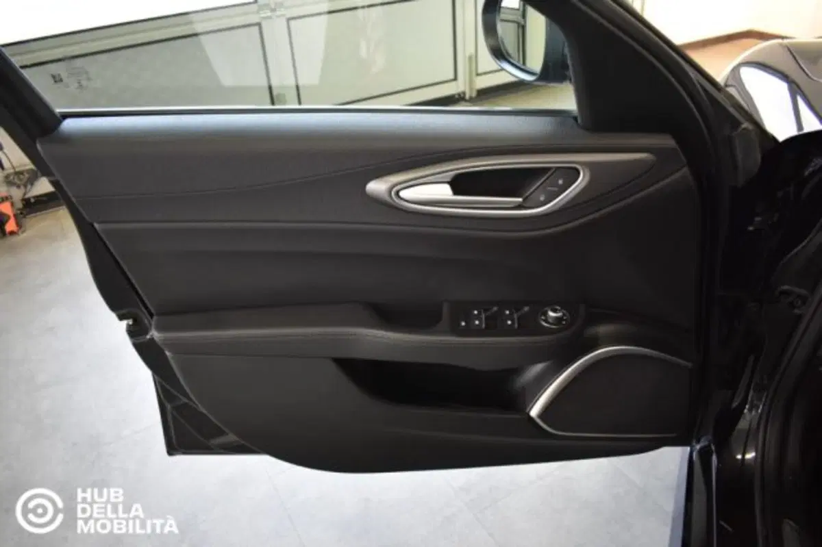 Alfa Romeo Giulia usata a Perugia (7)