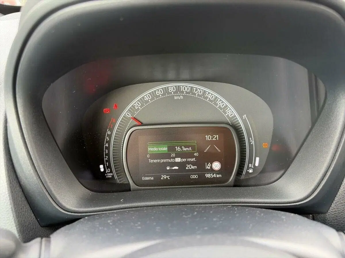 Toyota Aygo X usata a Lecco (9)