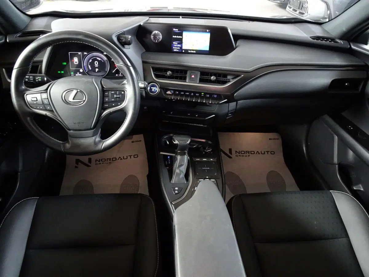 Lexus UX usata a Treviso (11)