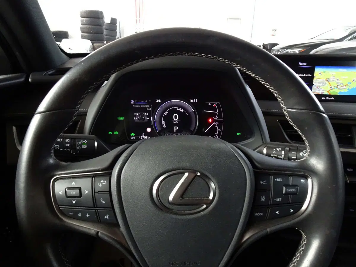 Lexus UX usata a Treviso (12)