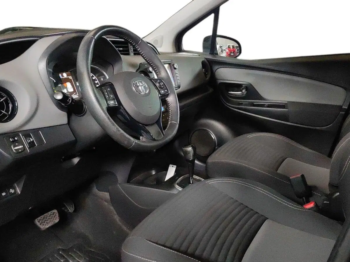 Toyota Yaris usata a Milano (8)
