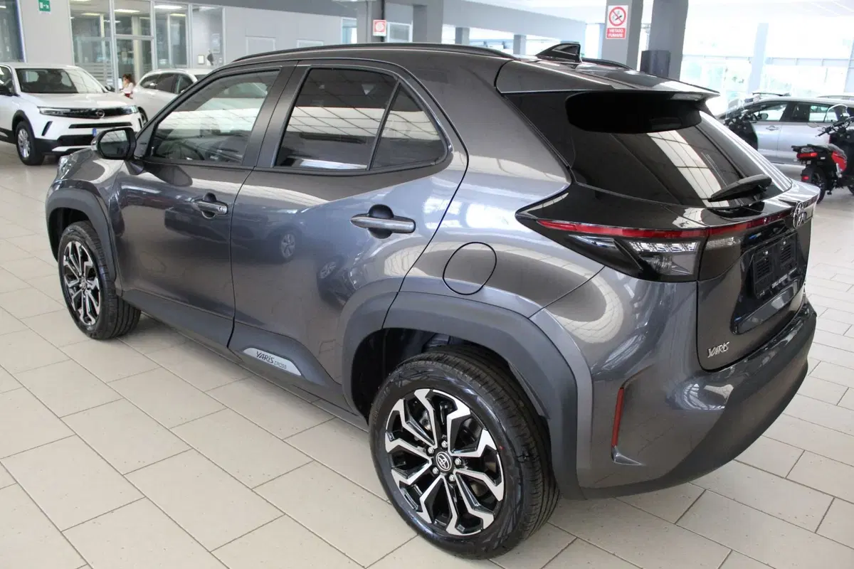 Toyota Yaris Cross nuova a Cremona (5)
