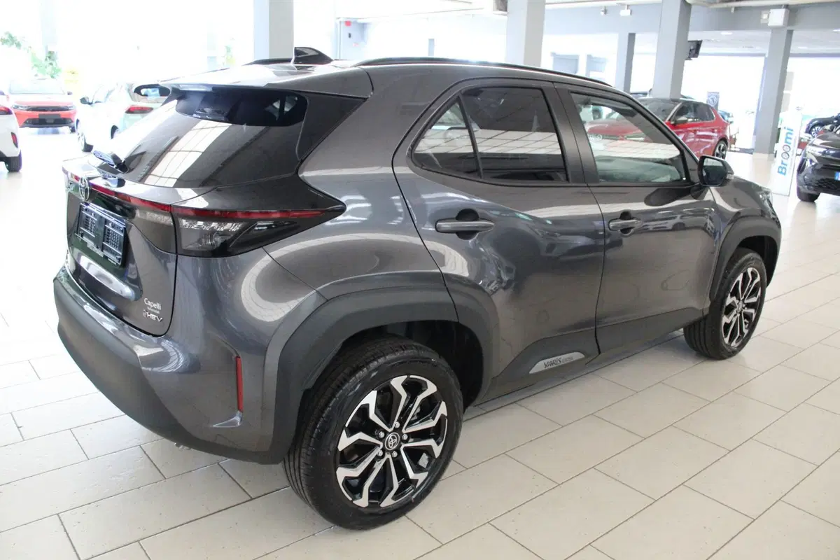 Toyota Yaris Cross nuova a Cremona (6)