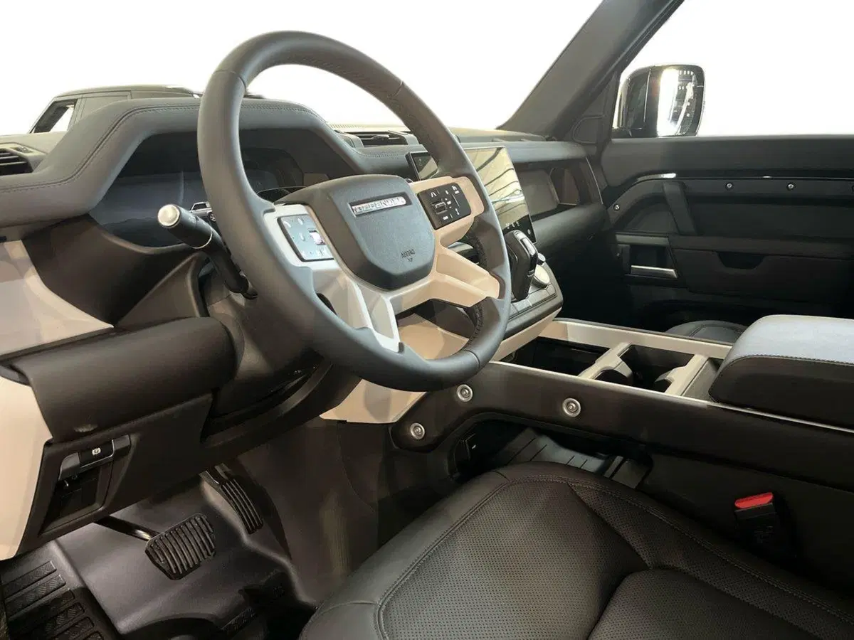 Land Rover Defender nuova a Bari (10)
