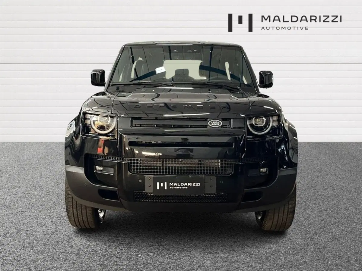 Land Rover Defender nuova a Bari (2)