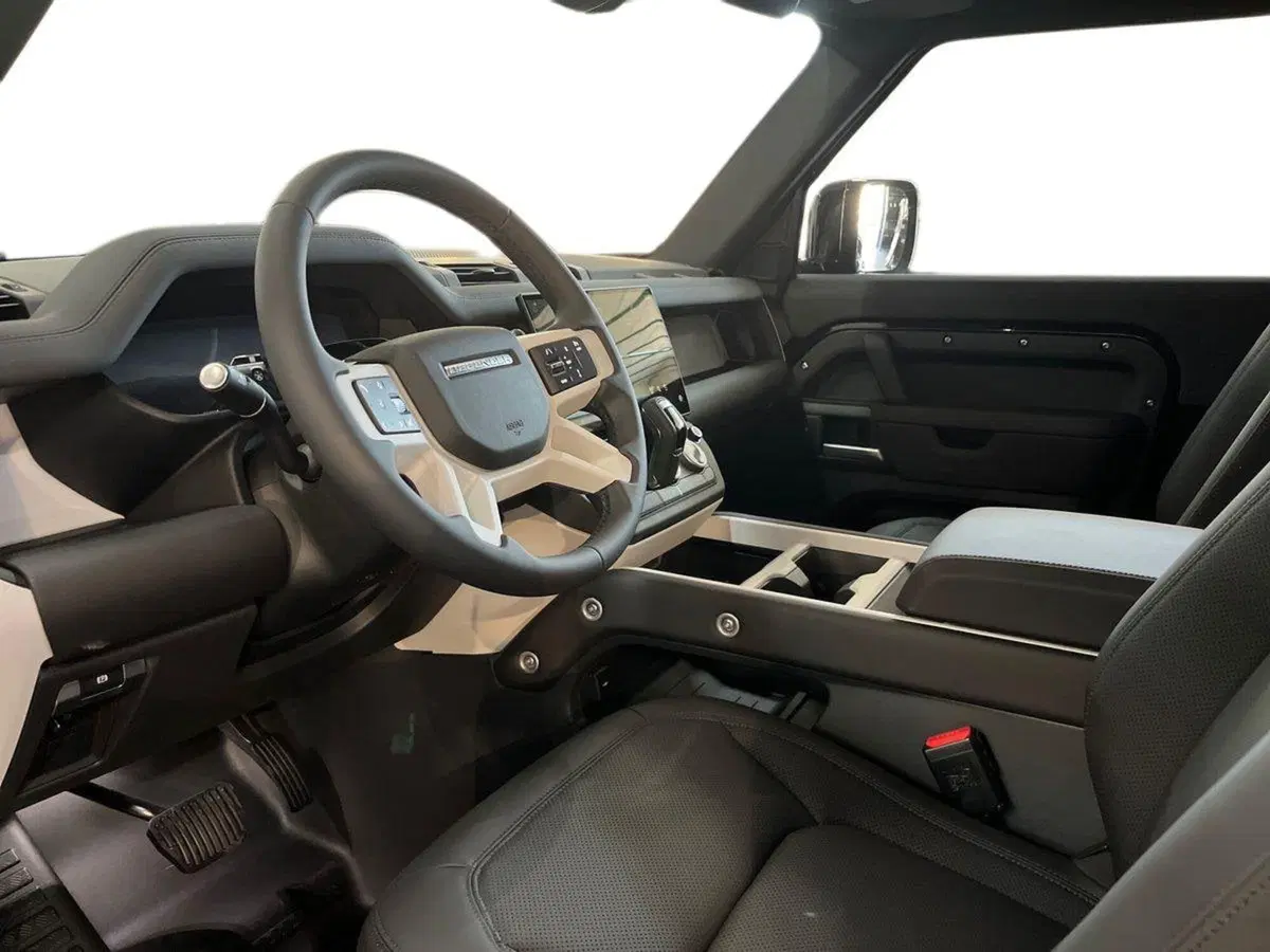 Land Rover Defender nuova a Bari (7)
