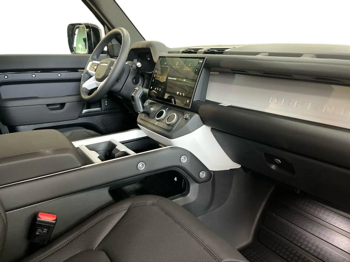 Land Rover Defender nuova a Bari (9)