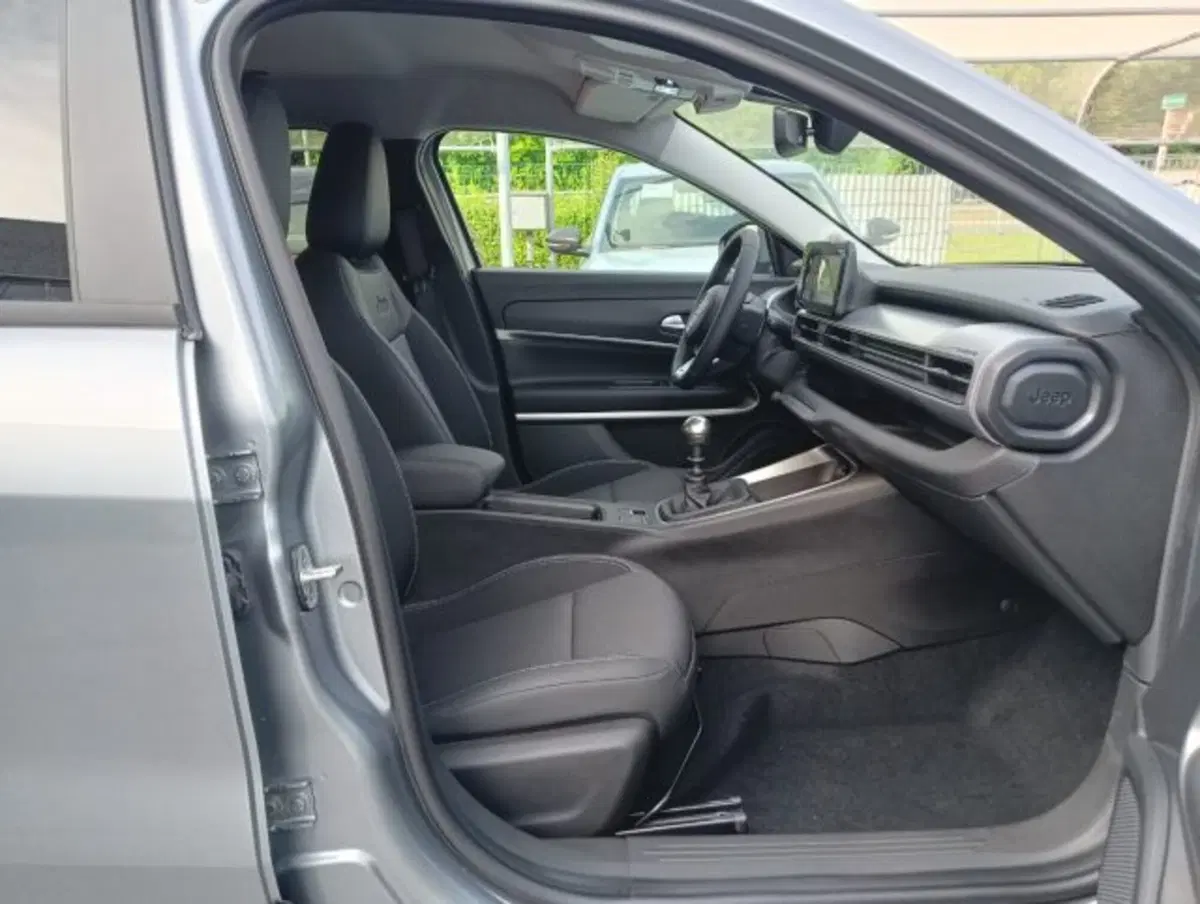 Jeep Avenger nuova a Brescia (17)